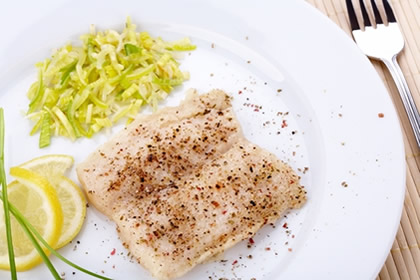 Filet ribe i povrće na tanjuru