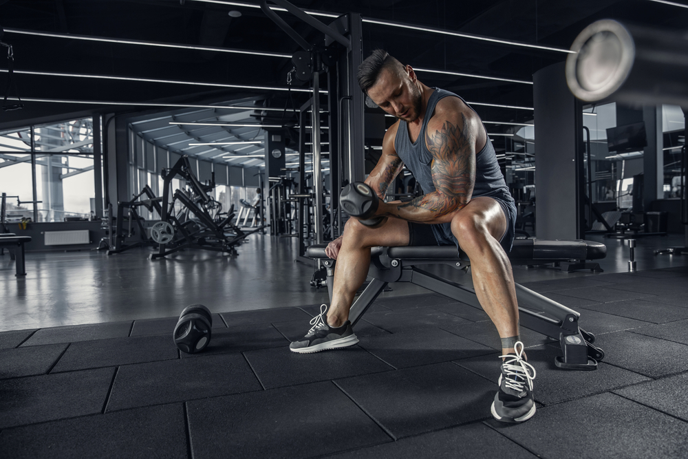 Biceps pregib - muškarac vježba u teretani