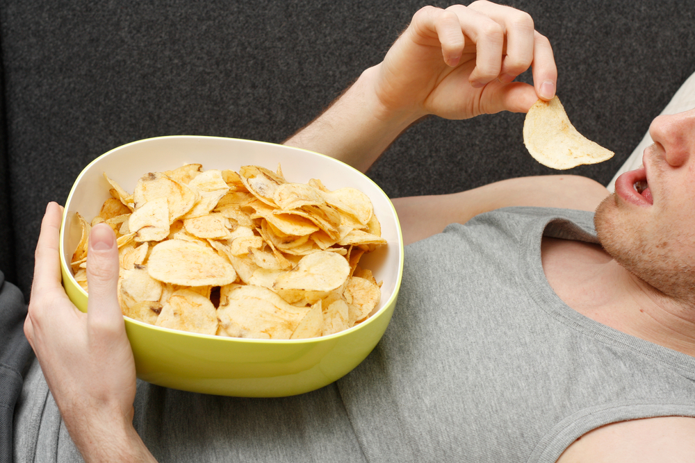 Muškarac jede chips