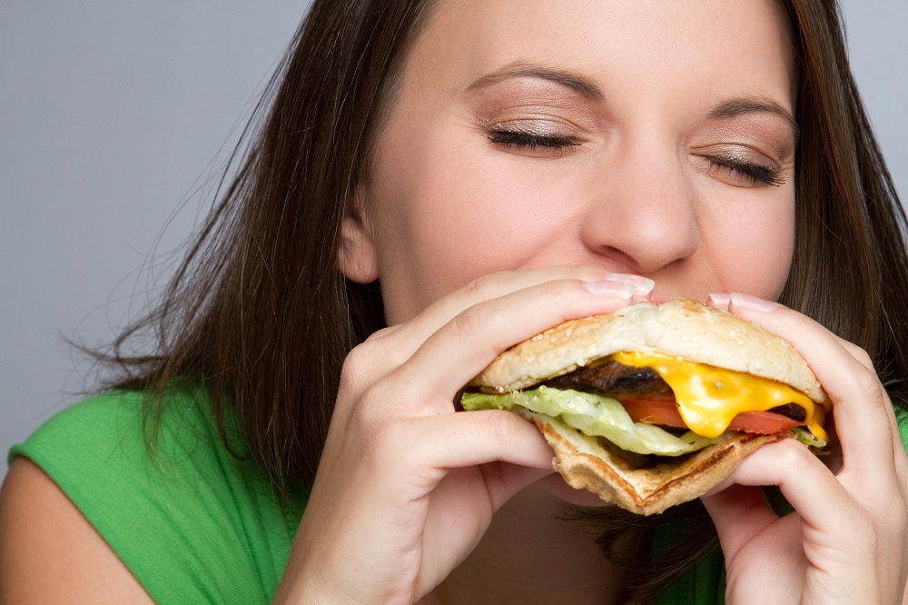 Djevojka jede hamburger