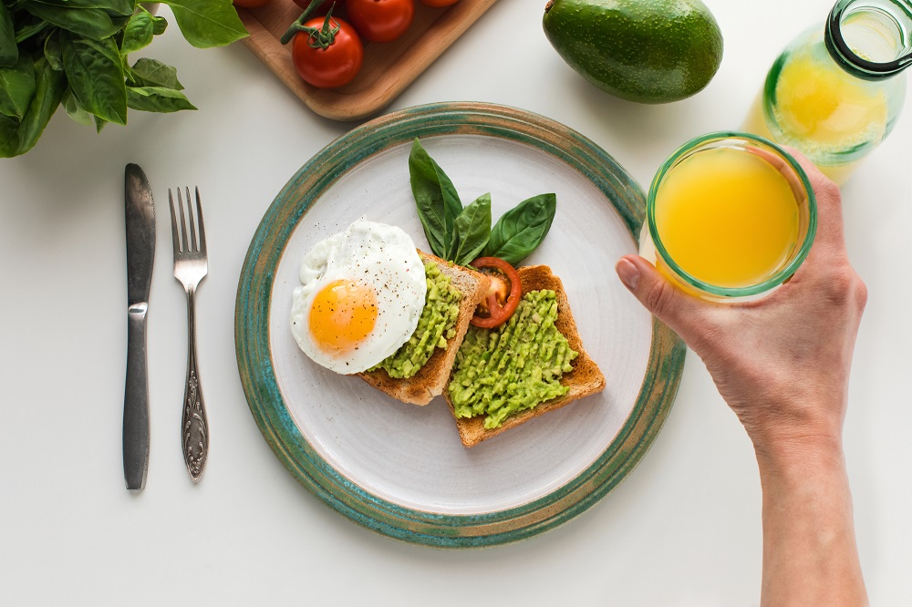 Doručak - jaje, avokado i sok