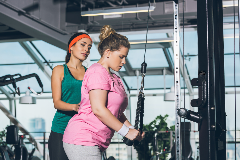 Trening snage žene na triceps sajli