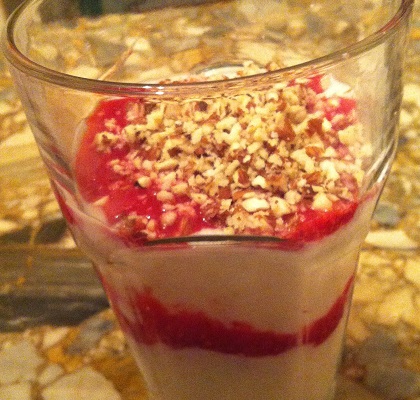 Desert s jogurtom i malinama