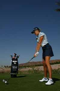 Djevojka igra golf