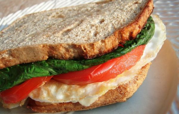 sendvic-jaja-rajcica-salata.jpg