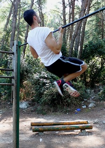 Underhand sternum chin up
