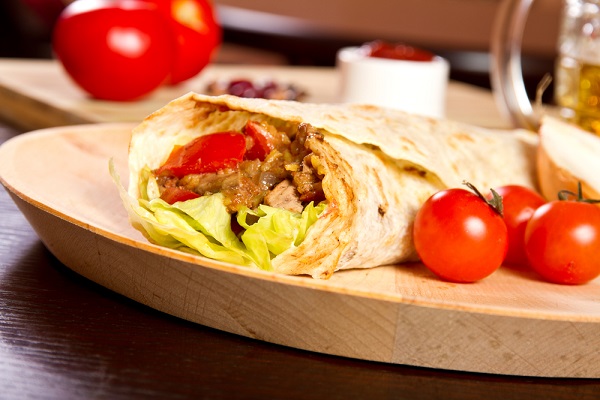 Tortilje s mljevenom piletinom, grahom i salatom