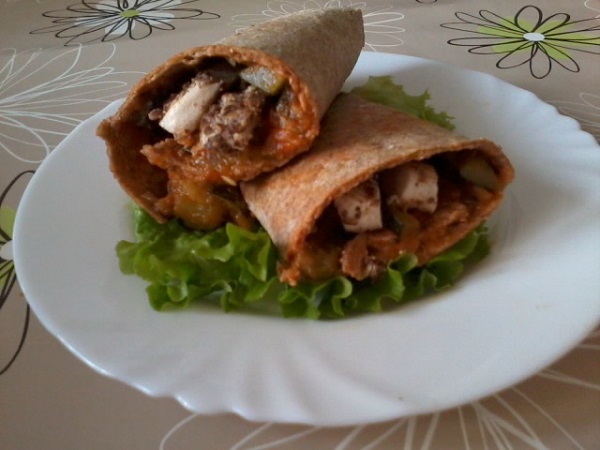 Tortilje s piletinom pohanom u lanenim sjemenkama i tikvicama