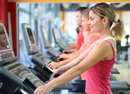 Trčanje na traci za trčanje u fitness centru