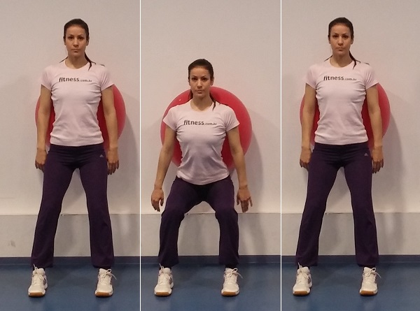 Rolanje pilates lopte sunožno uza zid